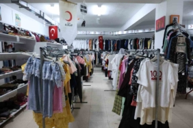 turk-kizilay-elazig-subesi-son-bir-yilda-50-bin-ailenin-giyim-ihtiyacini-karsiladi-m7QIqQAb.jpg