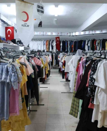 turk-kizilay-elazig-subesi-son-bir-yilda-50-bin-ailenin-giyim-ihtiyacini-karsiladi-m7QIqQAb.jpg