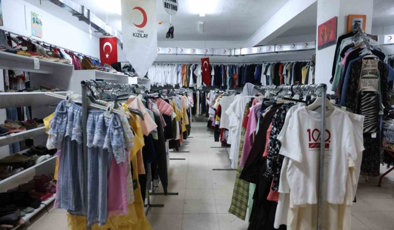 turk-kizilay-elazig-subesi-son-bir-yilda-50-bin-ailenin-giyim-ihtiyacini-karsiladi-m7QIqQAb.jpg