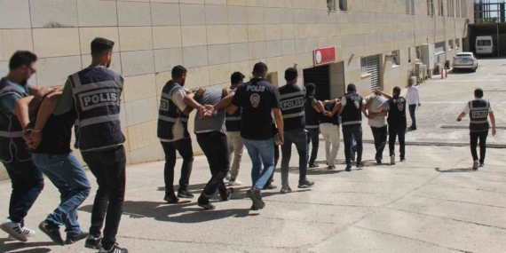 Ülke Gündemine Oturan Cinayet: Elazığ'dan Kaçan Zanlı Artvin'de Yakalandı Ülke Gündemine Oturan Cinayet: Elazığ’dan Kaçan Zanlı Artvin’de Yakalandı