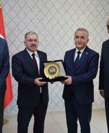 vali-hatipoglu-emekli-olan-personellerle-bir-araya-geldi-NurDFIuz.jpg