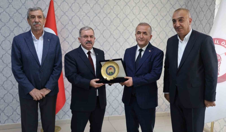 vali-hatipoglu-emekli-olan-personellerle-bir-araya-geldi-NurDFIuz.jpg