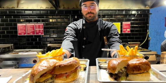 Balta Burger, Elazığ'da Lezzet Tutkunlarının Gözdesi Olmaya Devam Ediyor Balta Burger, Elazığ’da Lezzet Tutkunlarının Gözdesi Olmaya Devam Ediyor