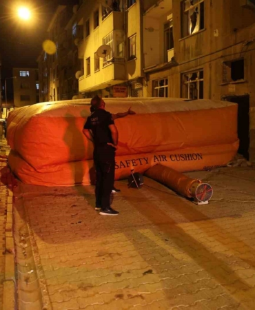 catiya-cikip-atlamak-istedi-polis-ikna-etti-PNSDrrMS.jpg