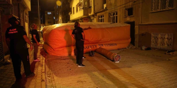 Elazığ’da İntihar Girişiminde Bulunan Şahıs Polis Tarafından İkna Edildi Elazığ’da İntihar Girişiminde Bulunan Şahıs Polis Tarafından İkna Edildi