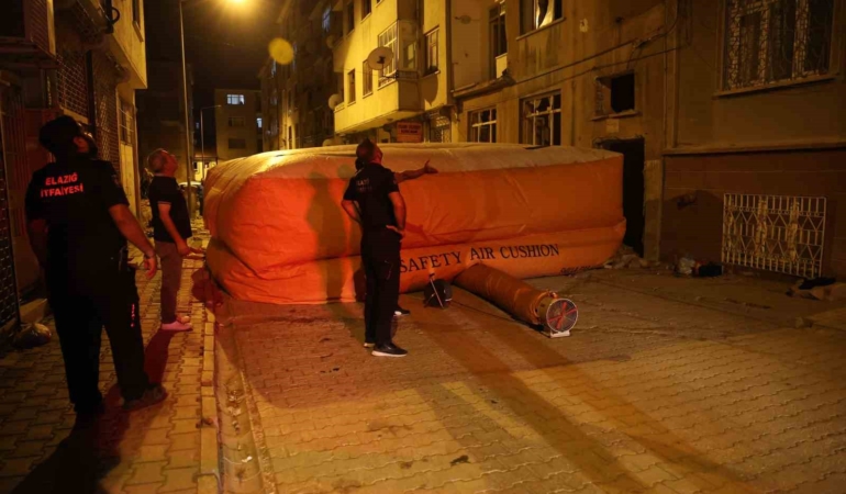 catiya-cikip-atlamak-istedi-polis-ikna-etti-PNSDrrMS.jpg