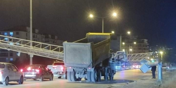 Elazığ’da Damperi Açık Unutulan Kamyon KGYS Direğini Devrildi Elazığ’da Damperi Açık Unutulan Kamyon KGYS Direğini Devrildi