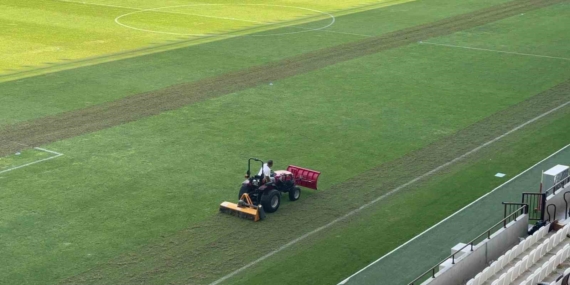 Elazığ Atatürk Stadyumu'nda Zemin Bakımı Başladı Elazığ Atatürk Stadyumu’nda Zemin Bakımı Başladı