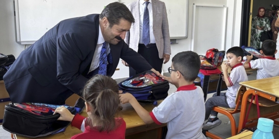 Elazığ Belediyesi'nden Öğrencilere Kırtasiye ve Çanta Desteği Elazığ Belediyesi’nden Öğrencilere Kırtasiye ve Çanta Desteği