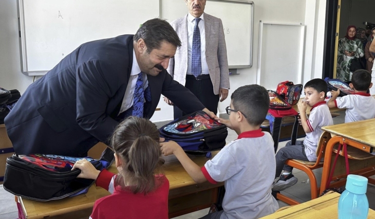 elazig-belediyesinden-ogrencilere-kirtasiye-ve-canta-destegi-dTORkXlJ.jpg