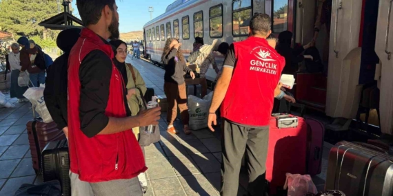 Elazığ Gençlik ve Spor İl Müdürlüğü, Yeni Gelen Öğrencileri Karşıladı Elazığ Gençlik ve Spor İl Müdürlüğü, Yeni Gelen Öğrencileri Karşıladı
