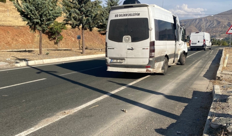 elazig-malatya-yolunda-kaza-2-kisi-yaralandi-5GEYXXDv.jpg