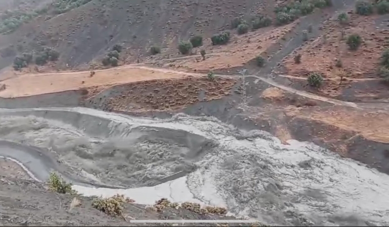 elazig-paluda-siddetli-yagis-sele-sebep-oldu-10-koy-yolu-ulasima-kapandi-QUqxnDVT.jpg