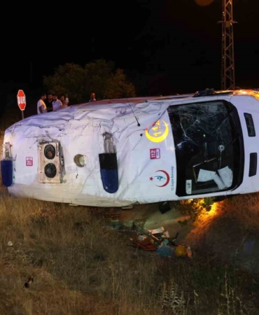elazigda-ambulans-sarampole-devrildi-3-yarali-gA54OFeF.jpg