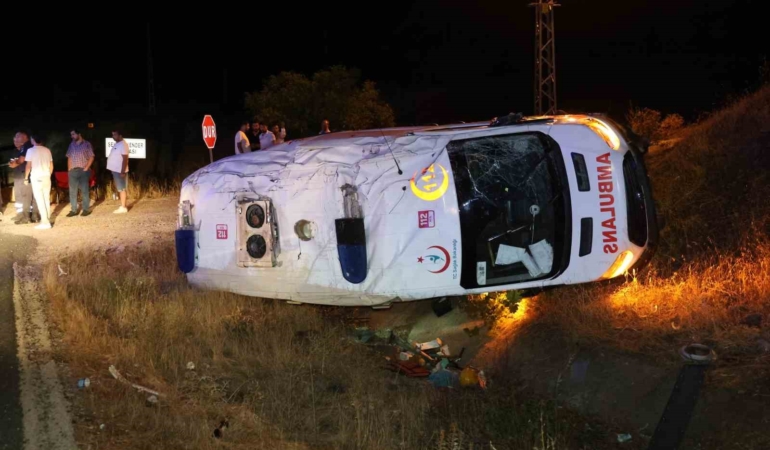 elazigda-ambulans-sarampole-devrildi-3-yarali-gA54OFeF.jpg