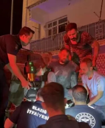 elazigda-beton-pompasina-ayagi-sikisan-isci-kurtarildi-BrTnW9FM.jpg