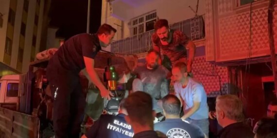 Elazığ'da Beton Pompasına Ayağı Sıkışan İşçi Kurtarıldı Elazığ’da Beton Pompasına Ayağı Sıkışan İşçi Kurtarıldı