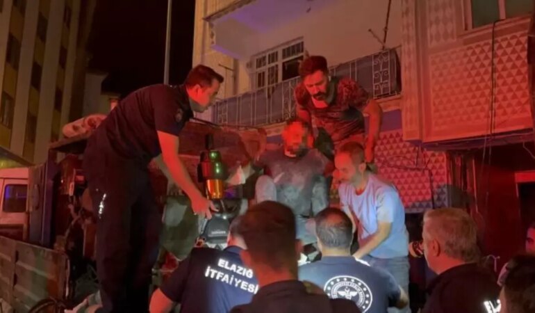elazigda-beton-pompasina-ayagi-sikisan-isci-kurtarildi-BrTnW9FM.jpg