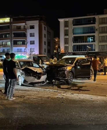 elazigda-kafa-kafaya-carpisan-iki-otomobilin-kazasinda-1-kisi-yaralandi-nezxiNBC.jpg