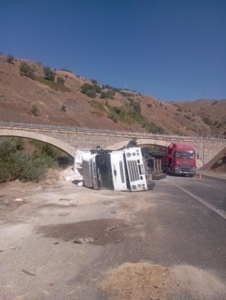 elazigda-tir-devrildi-1-kisi-yaralandi-Vm7cbyzX.jpg