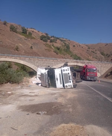 elazigda-tir-devrildi-1-kisi-yaralandi-Vm7cbyzX.jpg