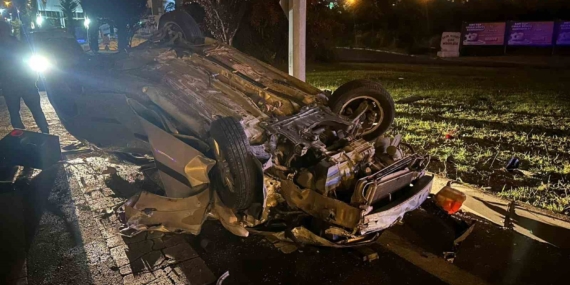 Elazığ’da Otomobil Direğe Çarptı: 4 Yaralı Elazığ’da Otomobil Direğe Çarptı: 4 Yaralı