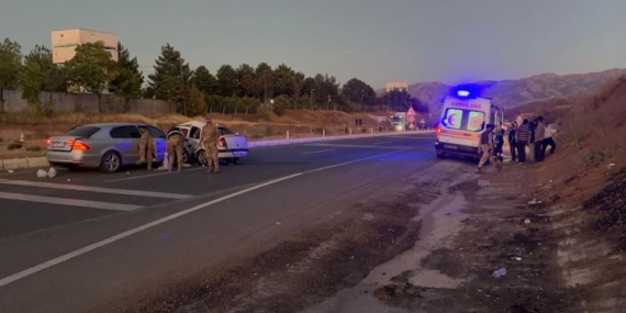 Elazığ’da Trafik Kazası: 8 Kişi Yaralandı Elazığ’da Trafik Kazası: 8 Kişi Yaralandı