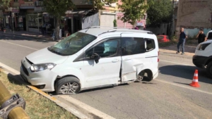 elazigda-trafik-kazasi-ambulans-ve-ticari-arac-carpisti-2-kisi-yaralandi-8lPYRf9l.jpg