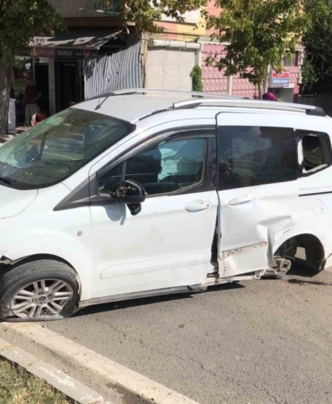 elazigda-trafik-kazasi-ambulans-ve-ticari-arac-carpisti-2-kisi-yaralandi-8lPYRf9l.jpg