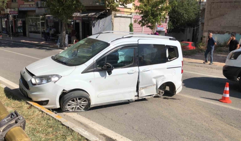 elazigda-trafik-kazasi-ambulans-ve-ticari-arac-carpisti-2-kisi-yaralandi-8lPYRf9l.jpg