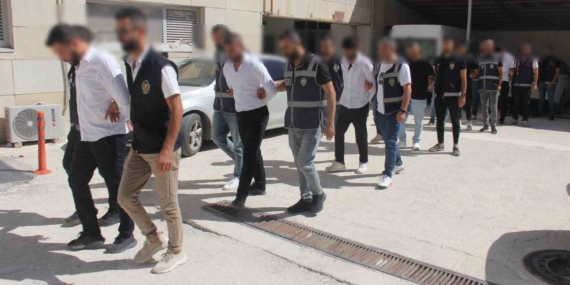 Elazığ'daki Silahlı Çatışmada 1 Kişi Hayatını Kaybetti, 3 Şüpheli Tutuklandı Elazığ’daki Silahlı Çatışmada 1 Kişi Hayatını Kaybetti, 3 Şüpheli Tutuklandı