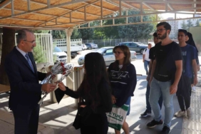 firat-universitesi-rektoru-yeni-ogrencileri-karanfillerle-karsiladi-G13SYi92.jpg