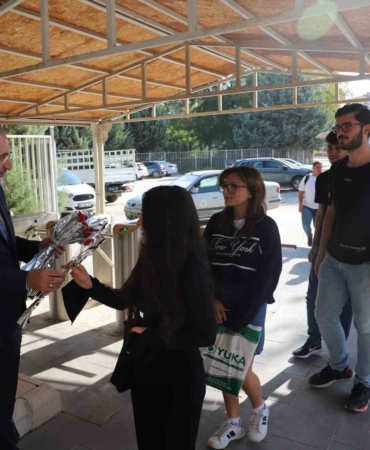 firat-universitesi-rektoru-yeni-ogrencileri-karanfillerle-karsiladi-G13SYi92.jpg