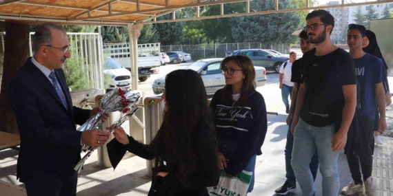 Fırat Üniversitesi Rektörü, Yeni Öğrencileri Karanfillerle Karşıladı Fırat Üniversitesi Rektörü, Yeni Öğrencileri Karanfillerle Karşıladı