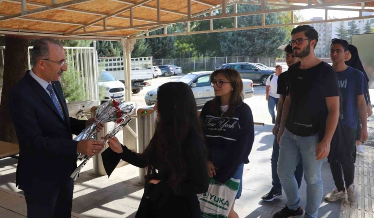 firat-universitesi-rektoru-yeni-ogrencileri-karanfillerle-karsiladi-G13SYi92.jpg