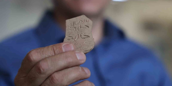 Harput Kalesi'nde Selçuklu Dönemine Ait Sanatkar İmzası Bulundu Harput Kalesi’nde Selçuklu Dönemine Ait Sanatkar İmzası Bulundu