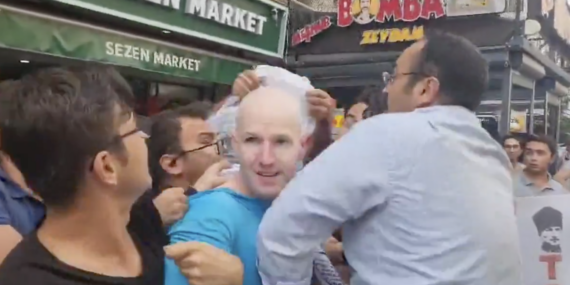 İzmir'de USS Wasp'ta Görevli Amerikan Askerinin Başına Çuval Geçirildi (VİDEO) İzmir’de USS Wasp’ta Görevli Amerikan Askerinin Başına Çuval Geçirildi (VİDEO)