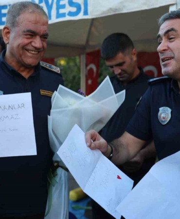 ogrencilerin-ziyaret-ettigi-depremzede-itfaiyecilere-anlamli-not-zx381WC9.jpg
