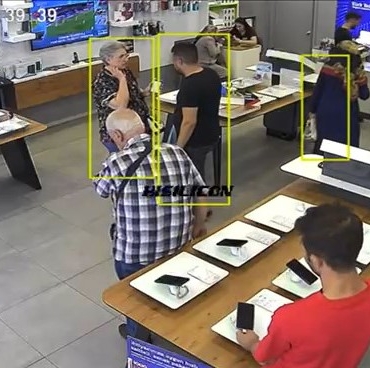 once-kesif-yapti-sonra-caldi-elazigda-magazadaki-telefon-hirsizligi-kamerada-kiF8hHRl.jpg