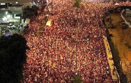 Tel Aviv'de On Binlerce İsrailli Sokaklara Döküldü! Netanyahu Hükümetine İstifa ve Esir Takası Anlaşması Çağrısı Tel Aviv’de On Binlerce İsrailli Sokaklara Döküldü! Netanyahu Hükümetine İstifa ve Esir Takası Anlaşması Çağrısı