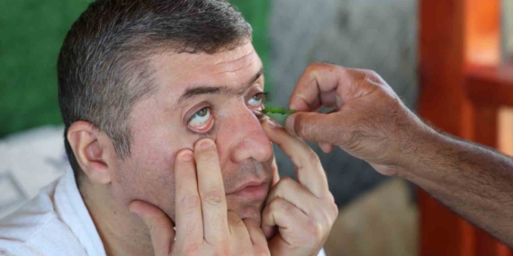 Elazığ'da Kırlangıç Otu ile Göz Hastalıklarına Alternatif Tedavi Yöntemi İlgi Görüyor Elazığ’da Kırlangıç Otu ile Göz Hastalıklarına Alternatif Tedavi Yöntemi İlgi Görüyor