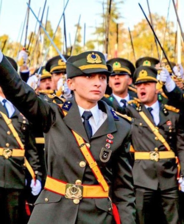 tegmenlerin-kilicli-yemin-toreni-sonrasi-kara-harp-okulu-komutani-istifa-etti-aW2yj5nv.jpg