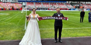 vanli-kadin-hakem-nikah-oncesi-stadyumda-duduk-caldi-6wwfXtEb.jpg