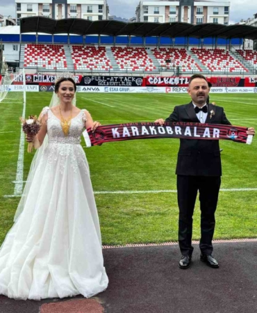 vanli-kadin-hakem-nikah-oncesi-stadyumda-duduk-caldi-6wwfXtEb.jpg