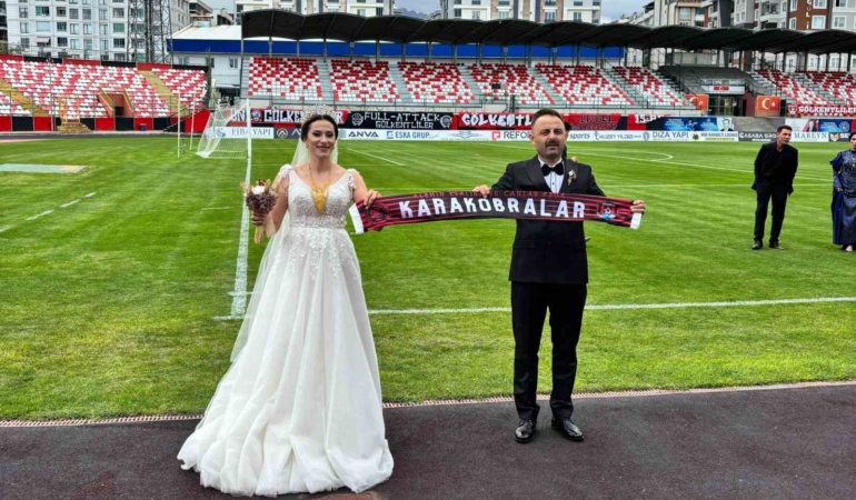 vanli-kadin-hakem-nikah-oncesi-stadyumda-duduk-caldi-6wwfXtEb.jpg