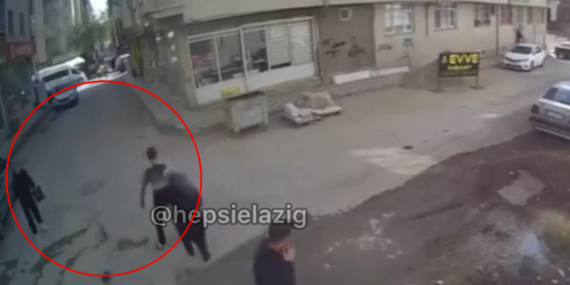 Elazığ’da Vatandaşlar, Bina Parçalarından Kıl Payı Kurtuldu: Sesli Dinleyin! (VİDEO) Elazığ’da Vatandaşlar, Bina Parçalarından Kıl Payı Kurtuldu: Sesli Dinleyin! (VİDEO)