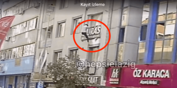 Elazığ'da Kaos Hali: Bir Vatandaş Balkondan Atlamaya Çalıştı (VİDEO) Elazığ’da Kaos Hali: Bir Vatandaş Balkondan Atlamaya Çalıştı (VİDEO)