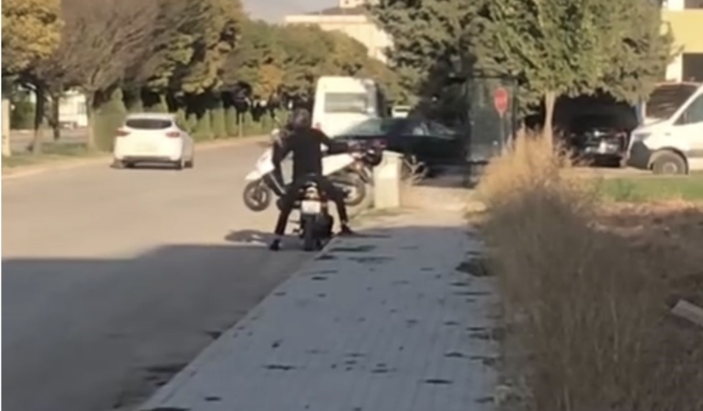 arizalanan-motosikleti-motosiklet-ile-tasimaya-calisti-Gz4CWqQu.jpg