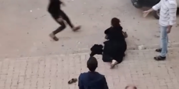 Bir köşede kadınlar diğer köşede erkekler kavga etti Bir köşede kadınlar diğer köşede erkekler kavga etti