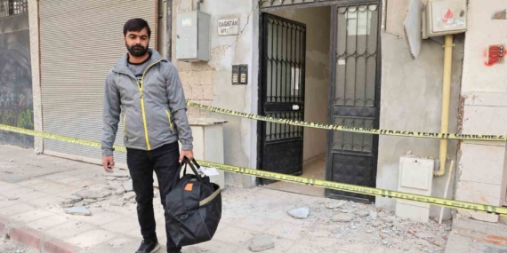 Depremde evi hasar gören vatandaş o anı anlattı: ’’Yıkılacak zannettik. Düşenler, bayılanlar ve ayağı kırılanlar oldu’’ Depremde evi hasar gören vatandaş o anı anlattı: ’’Yıkılacak zannettik. Düşenler, bayılanlar ve ayağı kırılanlar oldu’’